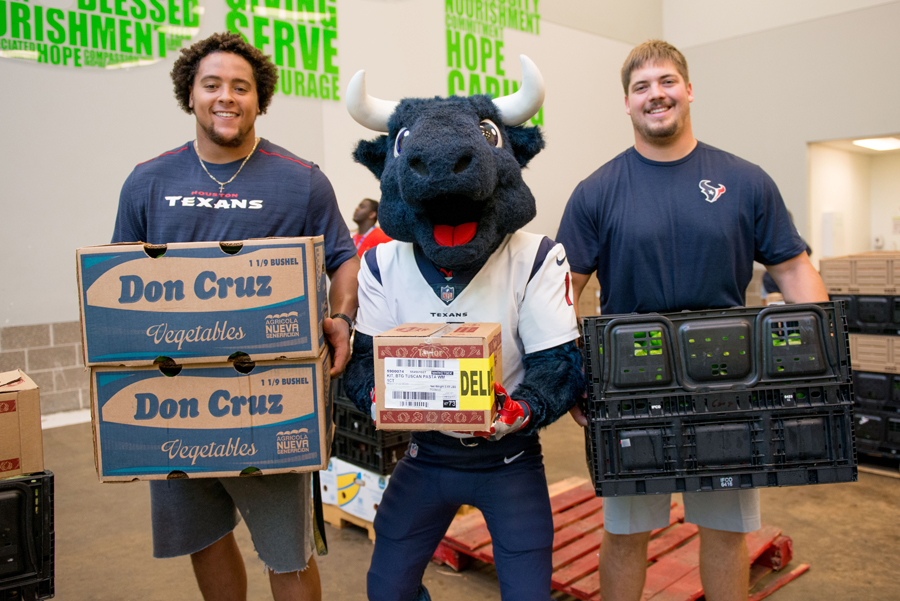 Texans Helping Texans at the Houston Food Bank 休斯顿食品银行的“得州人帮助得州人”活动