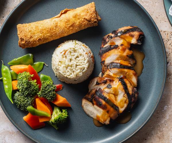 Medically Tailored Meals Comidas adaptadas a las necesidades médicas: pollo a la parrilla, arroz, verduras y rollito de primavera