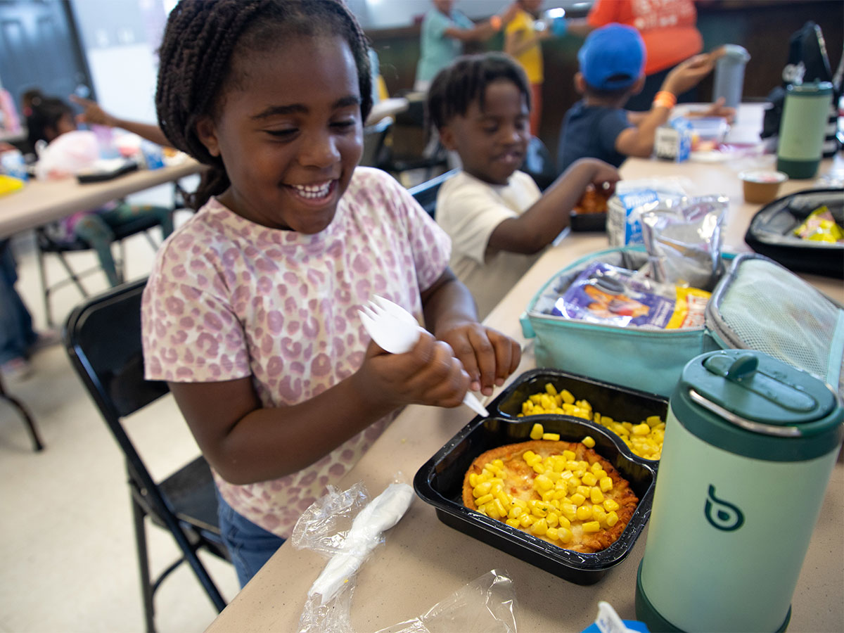 BodyKnowsBest 1200×900 A young girl prepares to eat her lunch.