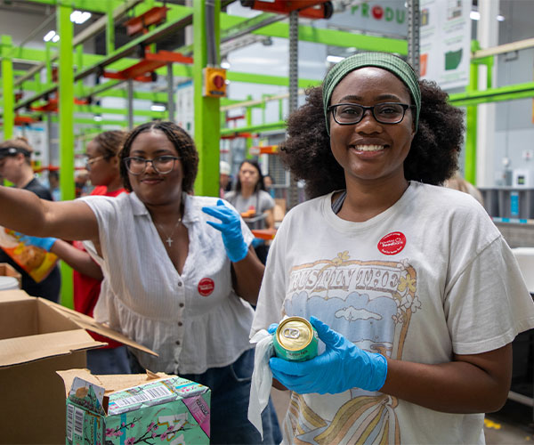 GroupVolunteering 600×500 01 Volunteers working the carousel room at Houston Food Bank