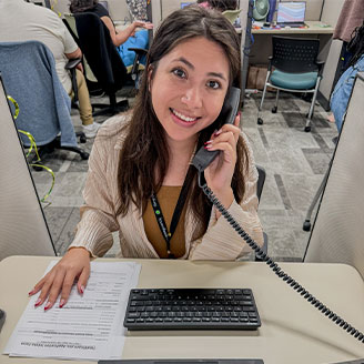 Snapathon 328×328 Houston Food Bank employee answers the phone.