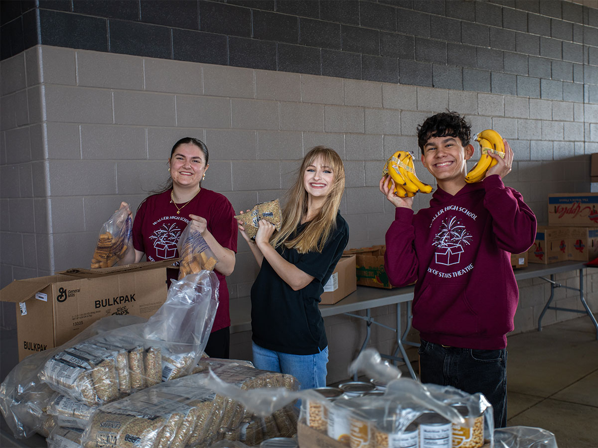 WallerISD 1200×900 Student volunteers at the Waller ISD school market.